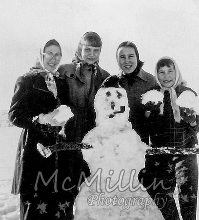1951 mom with neigbors and friends